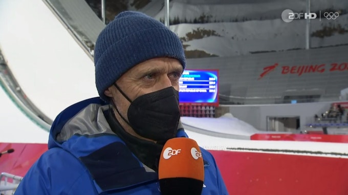 ZDF-Experte Toni Innauer spricht während der Olympia-Übertragung zum Skispringen.