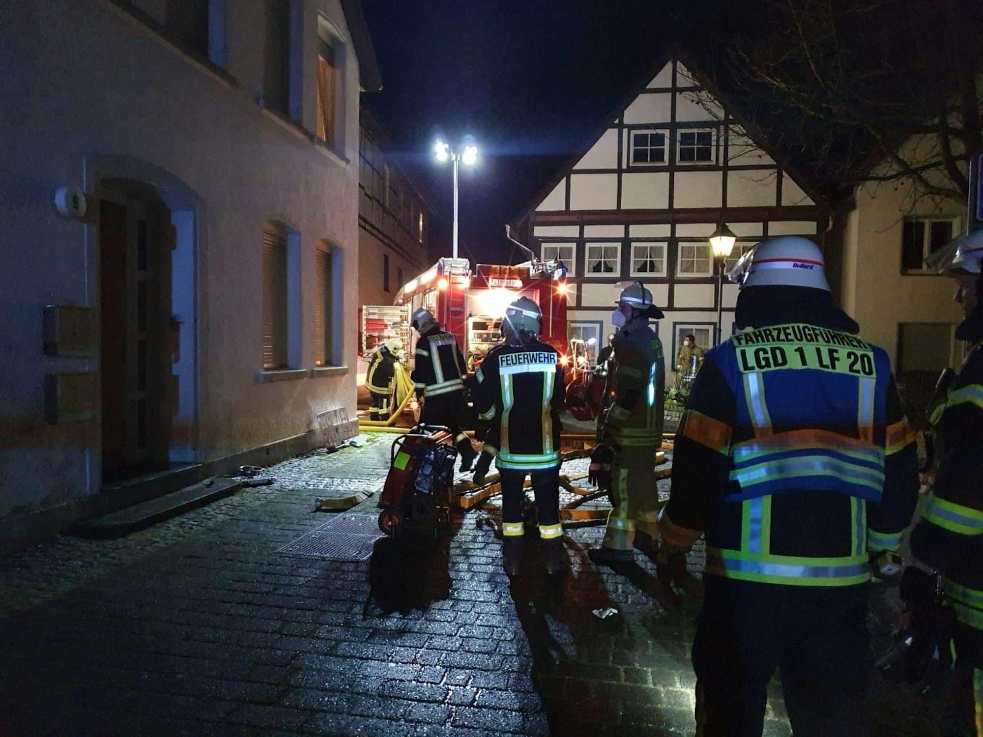 Die Feuerwehr in Lügde (NRW) bei einem Einsatz.