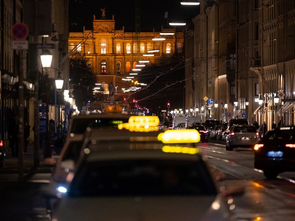 München: Taxis stehen an der Maximilianstraße.