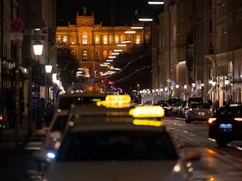 München: Taxis stehen an der Maximilianstraße. 