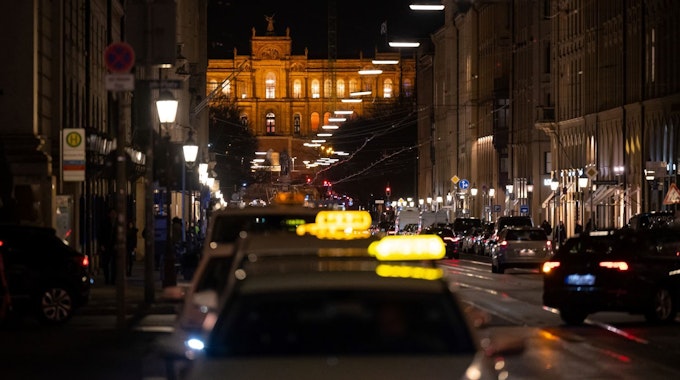 München: Taxis stehen an der Maximilianstraße.