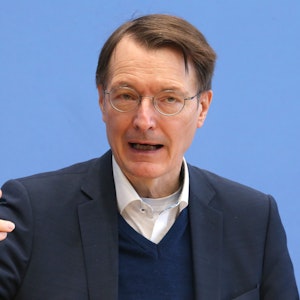 Bundesgesundheitsminister Karl Lauterbach (SPD) bei der Coronavirus-Pressekonferenz am 28. Januar 2022 in Berlin. Am Sonntagabend (6. Februar 2022) hat er sich zu möglichen Lockerungen geäußert.