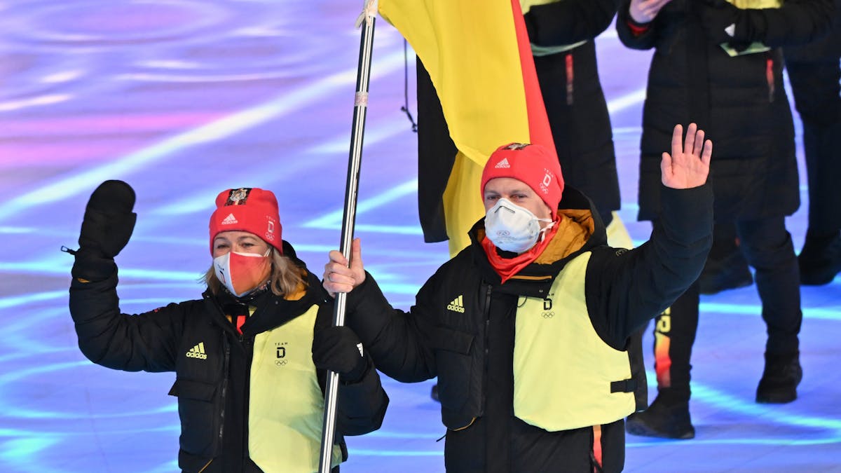 Das Fahnenträger-Duo Francesco Friedrich (rechts) und Claudia Pechstein (links) bei der&nbsp;Eröffnungsfeier der Olympischen Winterspiele in Peking.