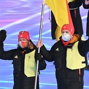 Das Fahnenträger-Duo Francesco Friedrich (rechts) und Claudia Pechstein (links) bei der Eröffnungsfeier der Olympischen Winterspiele in Peking.