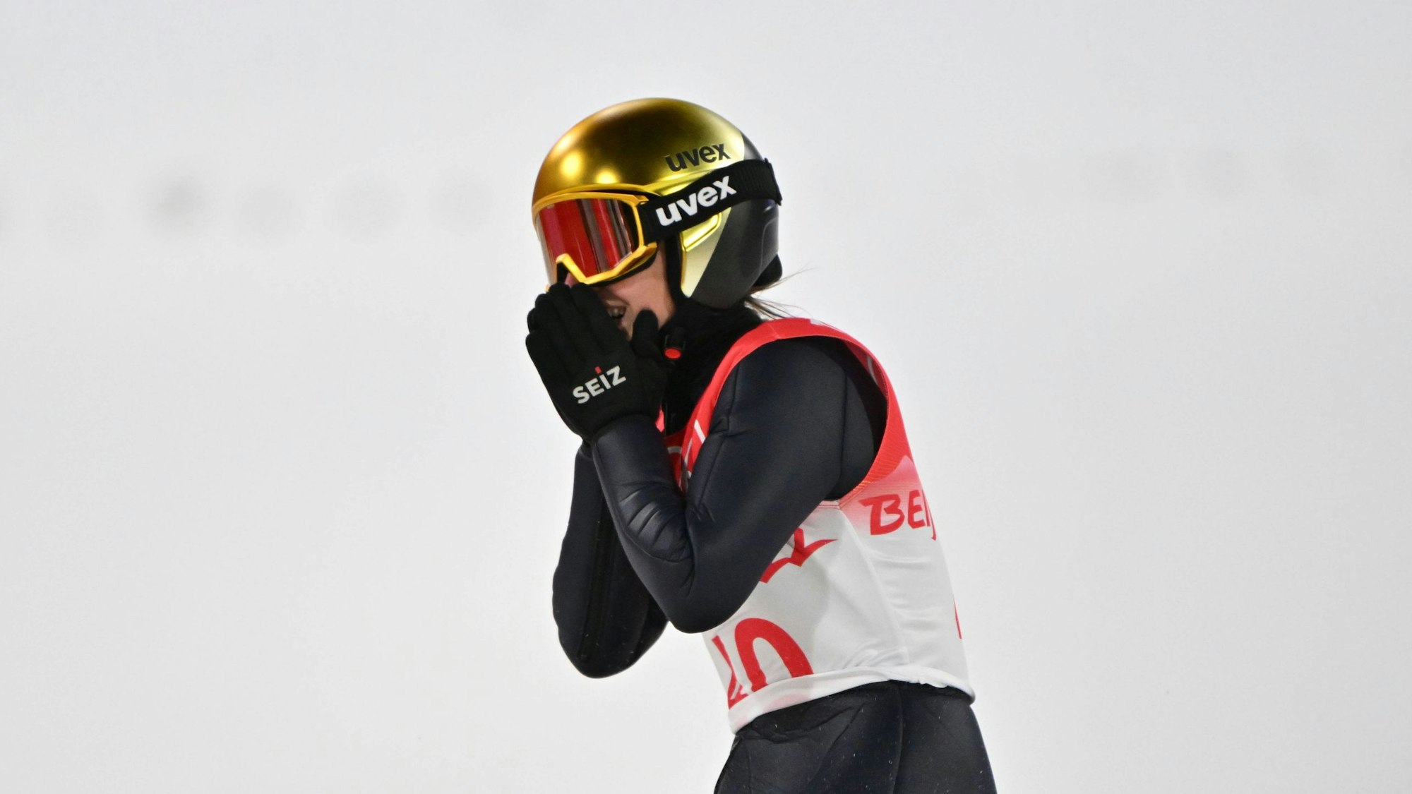 Skispringerin Katharina Althaus schlägt die Hände vors Gesicht