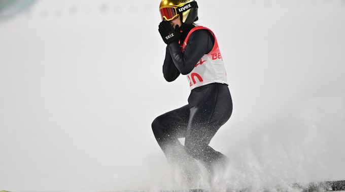 Skispringerin Katharina Althaus schlägt die Hände vors Gesicht
