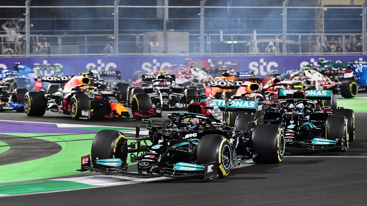 Lewis Hamilton führt nach einem Renn-Start das Feld der Formel 1 an.