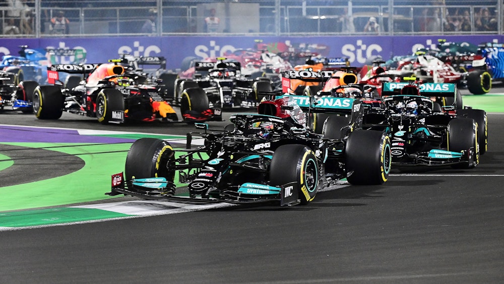 Lewis Hamilton führt nach einem Renn-Start das Feld der Formel 1 an.