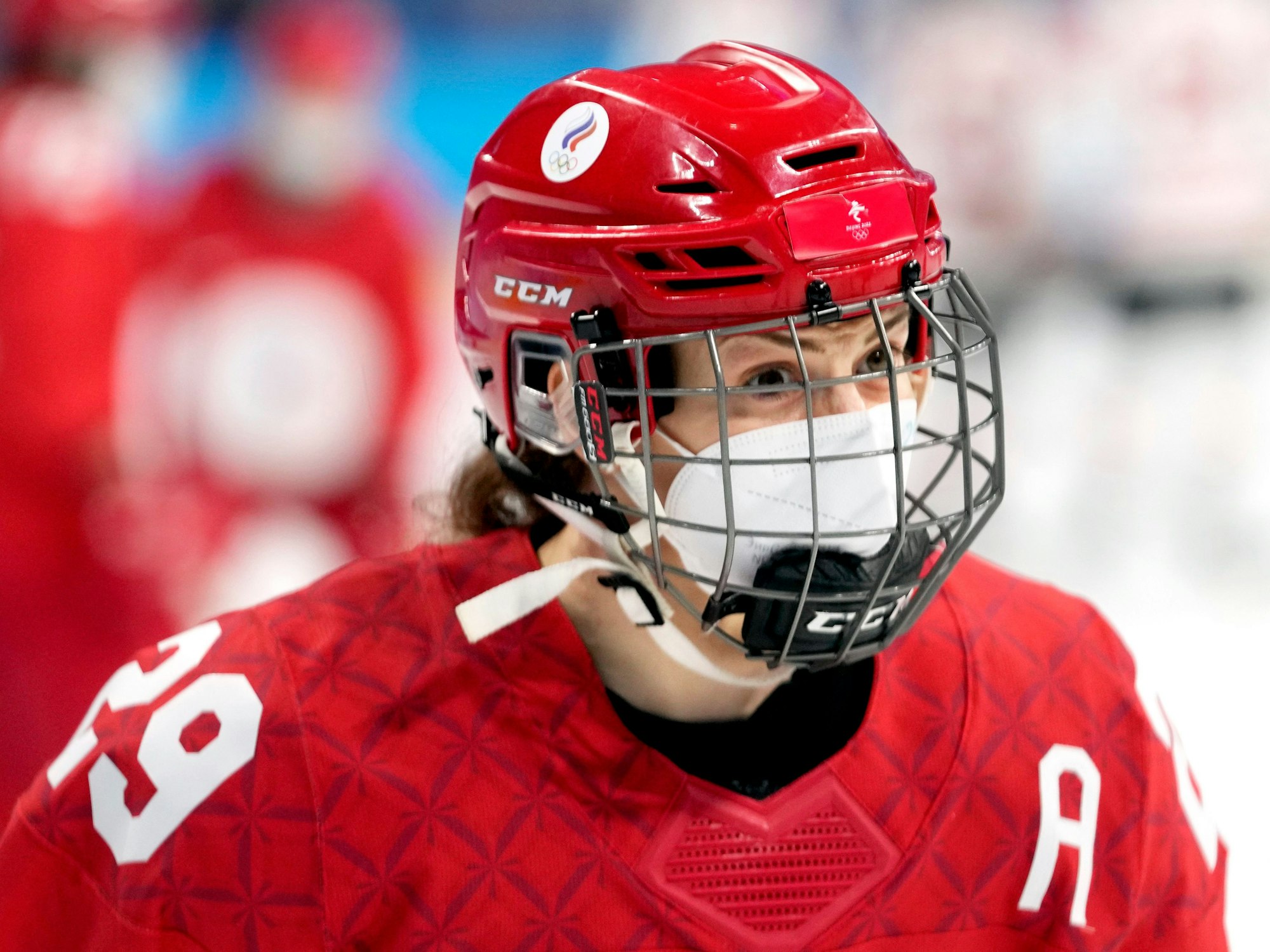 Beim Eishockey-Vorrundenspiel der Frauen am 7. Februar 2022 trugen die Spielerinnen Corona-Schutzmasken unter ihren Visieren.