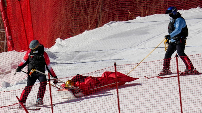 Der deutsche Skirennfahrer Dominik Schwaiger stürzte am Montag (7. Februar 2022) auf der Abfahrt der Herren schwer. Er musste mit einem Akia abtransportiert werden.