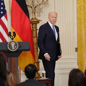 Bundeskanzler Olaf Scholz (SPD, l.) und US-Präsident Joe Biden verlassen am Montag, 7. Februar, die Pressekonferenz im Weißen Haus. Biden richtet nach dem Treffen eine klare Ansage in Richtung Wladimir Putin.