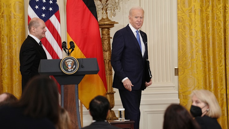 Bundeskanzler Olaf Scholz (SPD, l.) und US-Präsident Joe Biden verlassen am Montag, 7. Februar, die Pressekonferenz im Weißen Haus. Biden richtet nach dem Treffen eine klare Ansage in Richtung Wladimir Putin.
