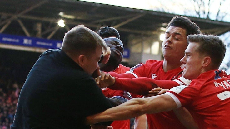 Die Spieler von Nottingham Forest wehren sich gegen die Attacke am 6. Februar 2022.