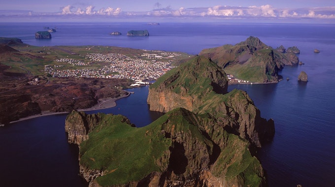 Hier ein Blick auf die Westmännerinseln auf Island. Sie liegen nicht allzu weit von der Hauptstadt Reykjavik entfernt. Die YouTuber stürzten mit einem Kleinflugzeug in den Thingvallavatn-See.