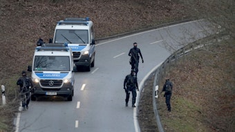 Die Polizei sperrt nach dem schrecklichen Mord an einer jungen Polizistin und ihrem Kollegen am 31. Januar 2022 den Tatort in Kusel (Rheinland-Pfalz) ab. Inzwischen gibt es weitere Details über die Tatverdächtigen.