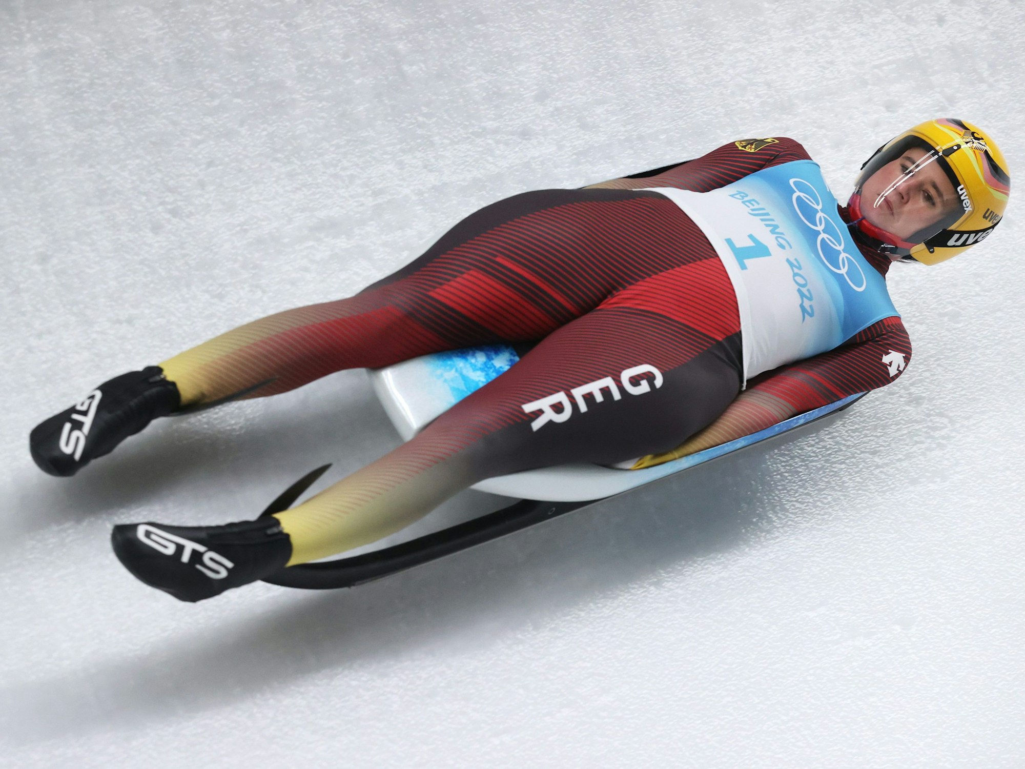 Rodel-Olympiasiegerin Natalie Geisenberger rodelt durch den Eiskanal.