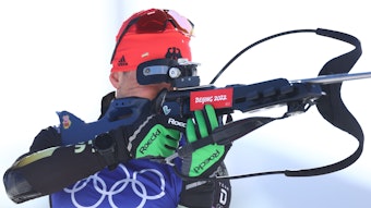 Erik Lesser beim Schießen im Olympia-Rennen der Biathleten über 20 Kilometer.