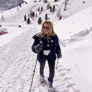 Schneeschuhwanderung bei den Geissens in Südtirol: Carmen läuft tapfer mit ihren Schneeschuhen bergauf.