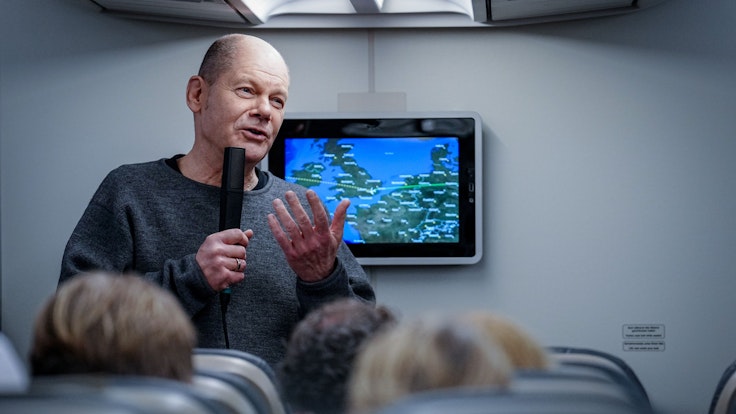 Bundeskanzler Olaf Scholz (SPD) spricht im Airbus A340 der Luftwaffe auf dem Weg nach Washington zu mitreisenden Journalisten.