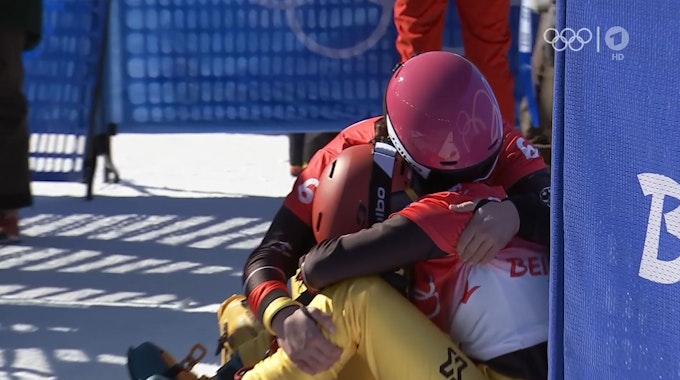 Die deutsche Snowboard-Fahrerin Ramona Hofmeister (l.) muss Teamkollegin Melanie Hochreiter nach deren Quali-Aus bei Olympia trösten.