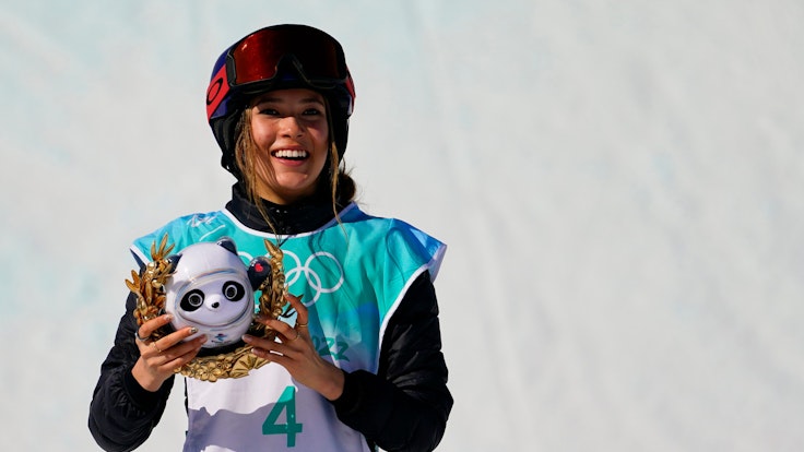 Eilenen Gu posiert nach ihrer Goldmedaille für China bei Olympia nach der Siegerehrung.