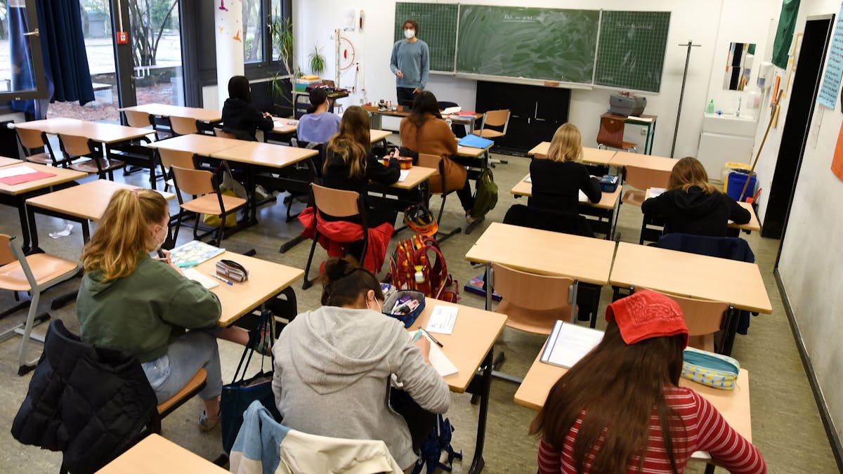 Schüler und Schülerinnen des Montessori-Gymnasium in der Kölner Rochusstraße während des Unterrichts.