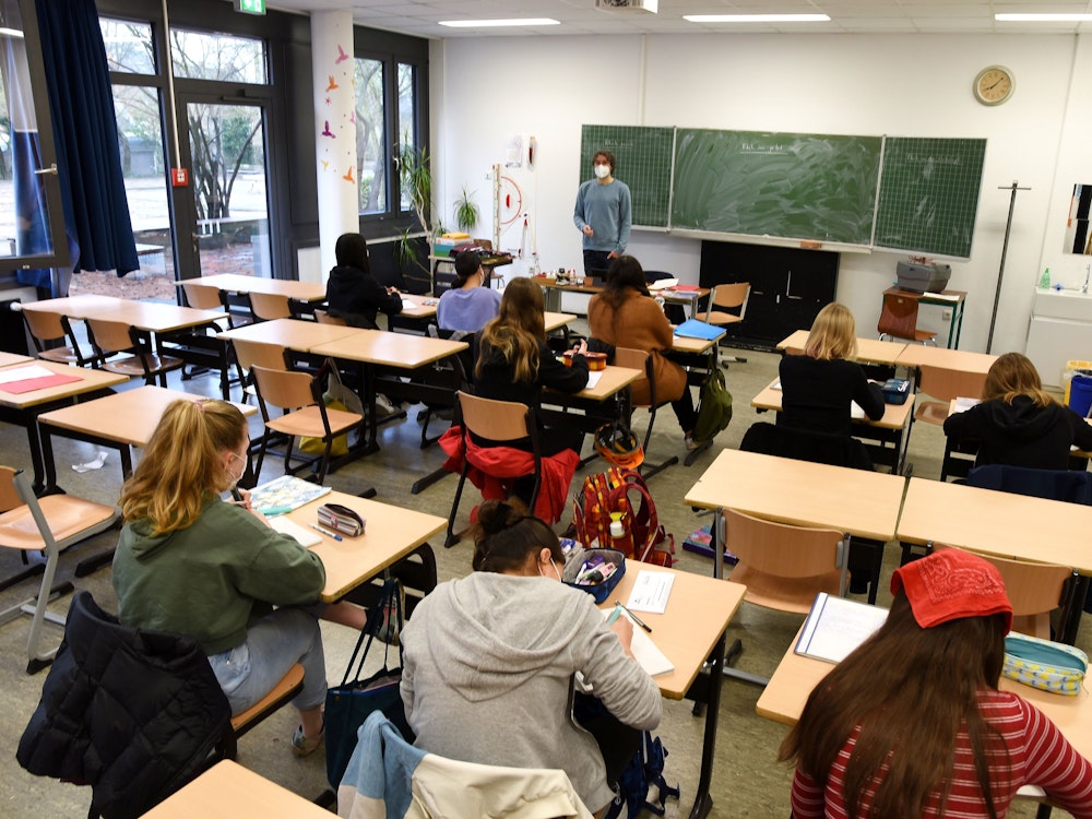Schüler und Schülerinnen des Montessori-Gymnasium in der Kölner Rochusstraße während des Unterrichts.