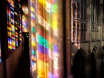 Das Richter-Fenster im Kölner Dom wirft Farbe in die Luft.