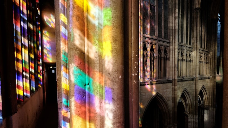 Das Richter-Fenster im Kölner Dom wirft Farbe in die Luft.