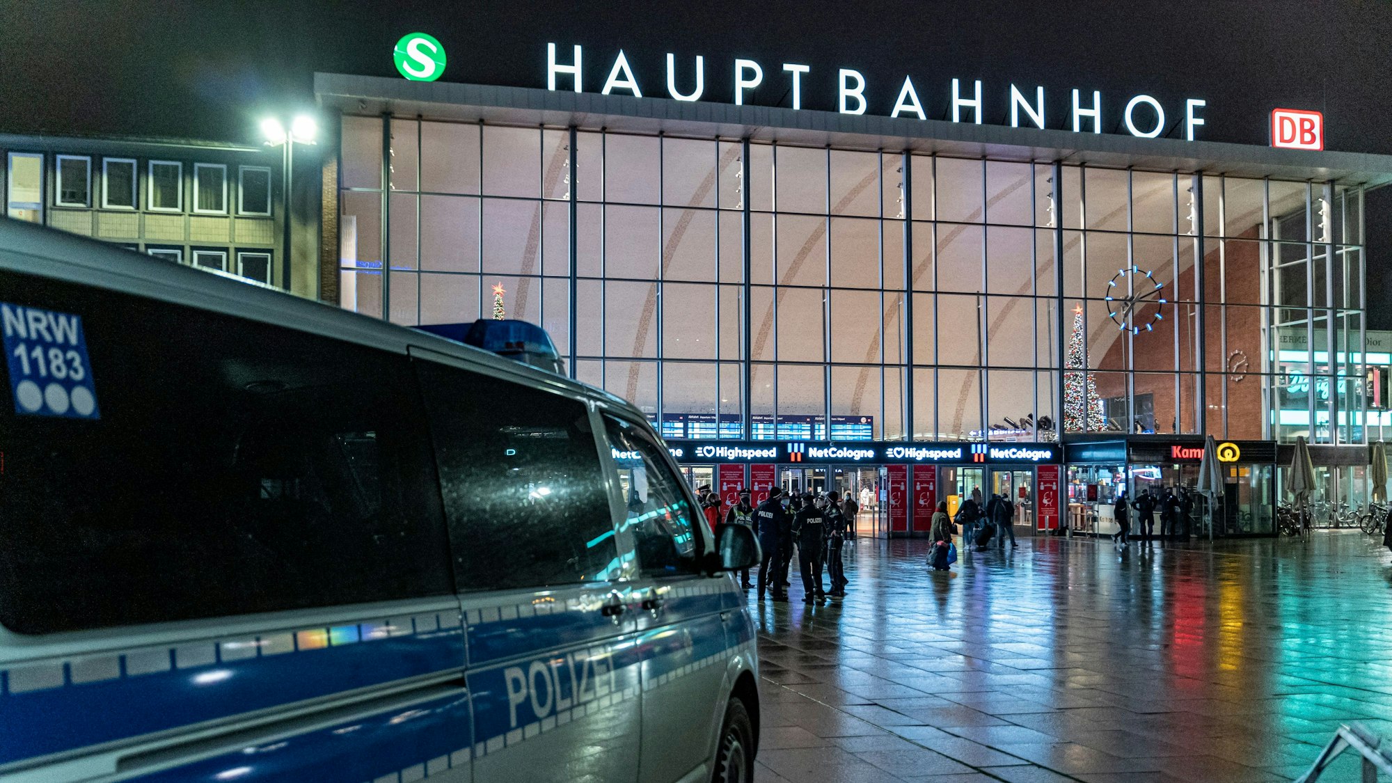Ein Einsatzwagen der Polizei steht auf dem Bahnhofsvorplatz in der Kölner Innenstadt am Silvesterabend 2020.