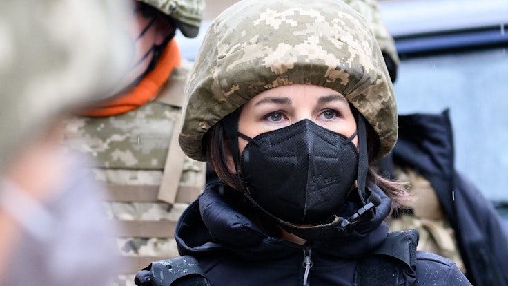 Außenministerin Annalena Baerbock am 8. Februar 2022 im verlassenen Ort Schyrokyne an der Frontlinie zwischen der ukrainischen Armee und den von Russland unterstützten Separatisten.