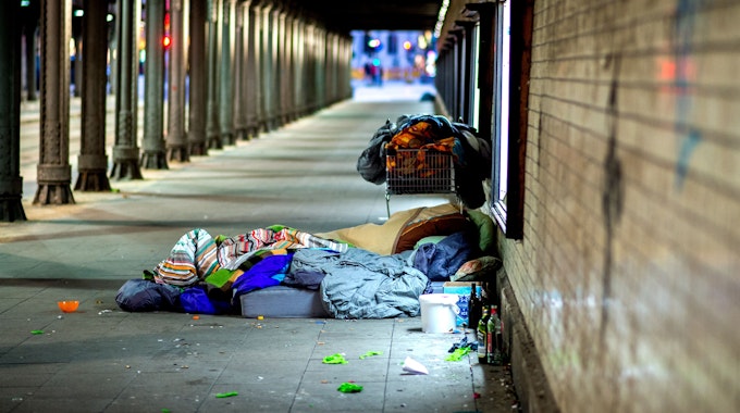 Obdachlose liegen auf einem Foto vom 26. November 2017 unter einer Eisenbahnunterführung in Hannover.