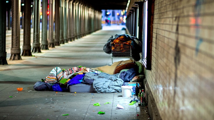Obdachlose liegen auf einem Foto vom 26. November 2017 unter einer Eisenbahnunterführung in Hannover.