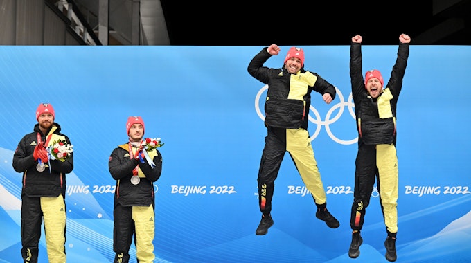 Tobias Wendl und Tobias Arlt (r) aus Deutschland jubeln bei der Siegerehrung. Neben ihnen applaudieren die Silbermedaillengewinner Toni Eggert (l) und Sascha Benecken.