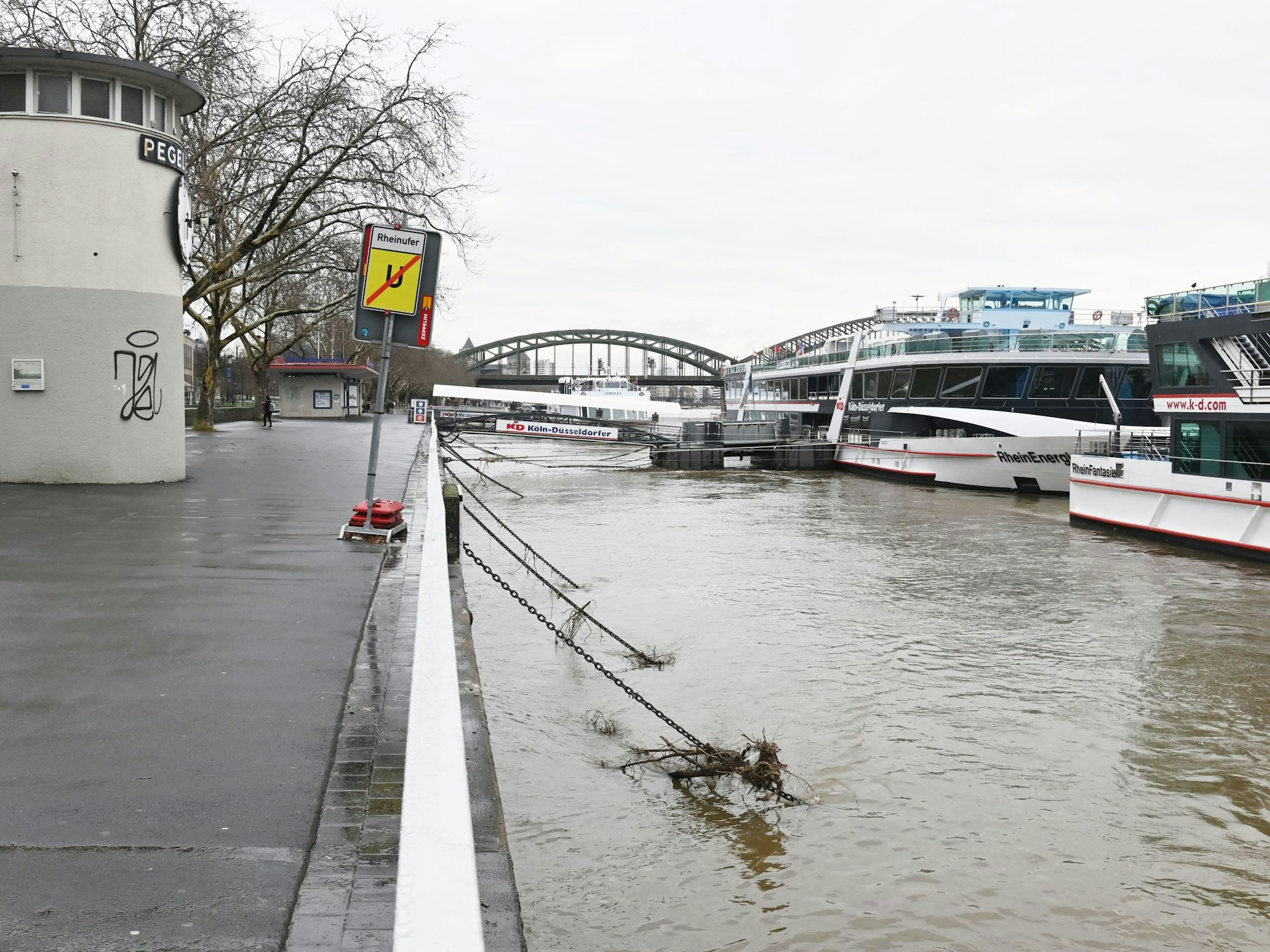 Mehrere Schiffe liegen am Kölner Rheinufer.