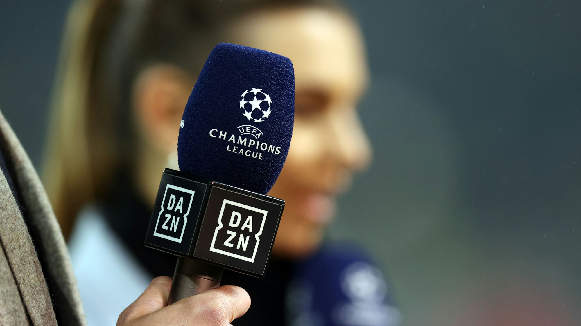 Ein Mikrofon mit den Logos von DAZN und der Champions League bei einer Live-Übertragung.