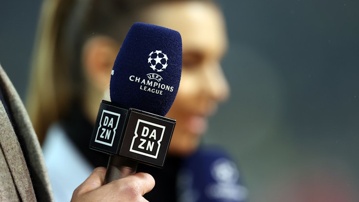 Ein Mikrofon mit den Logos von DAZN und der Champions League bei einer Live-Übertragung.