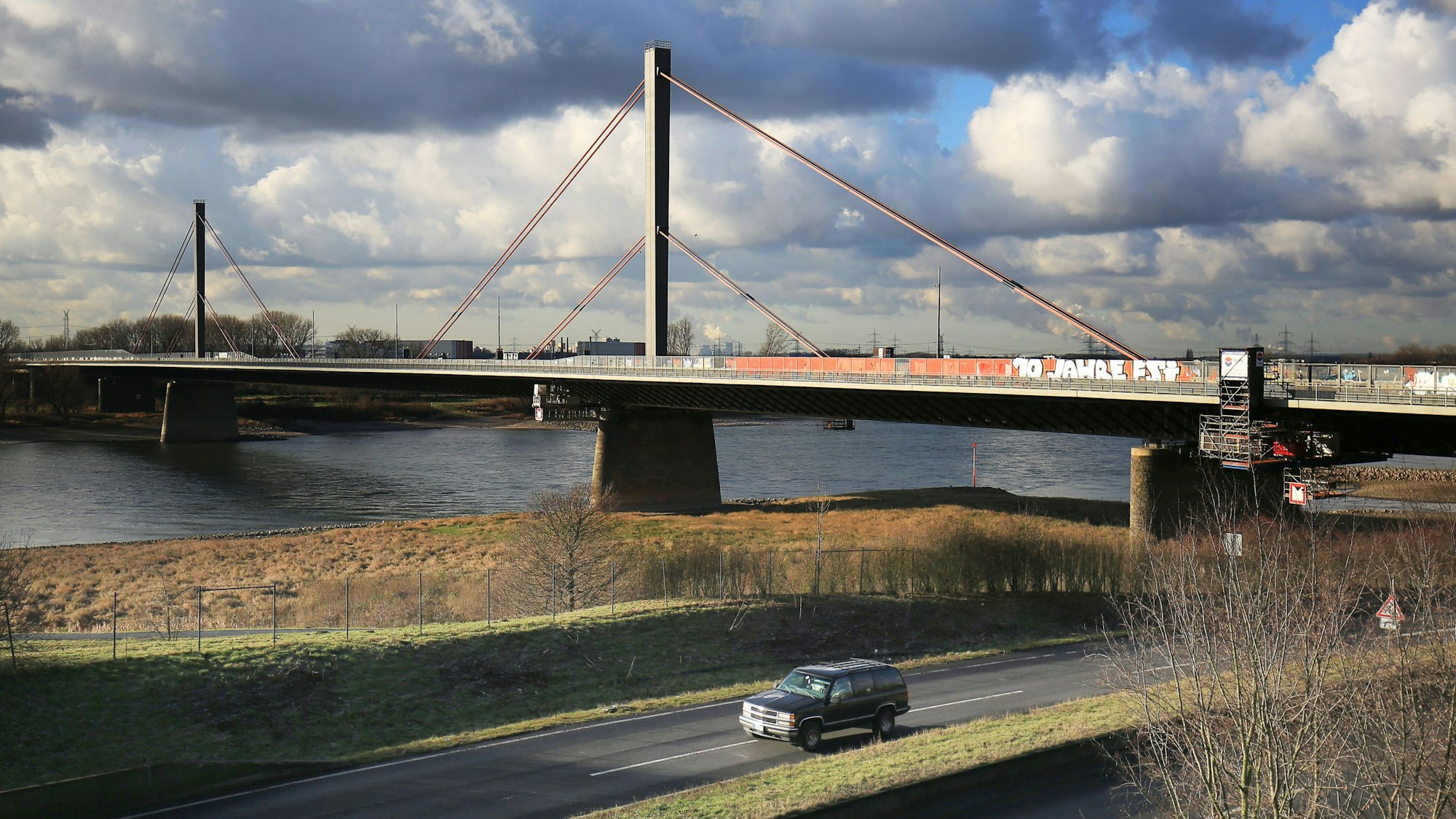 Blickt auf die Leverkusener Brücke
