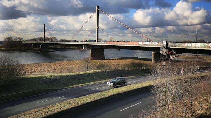 Blickt auf die Leverkusener Brücke