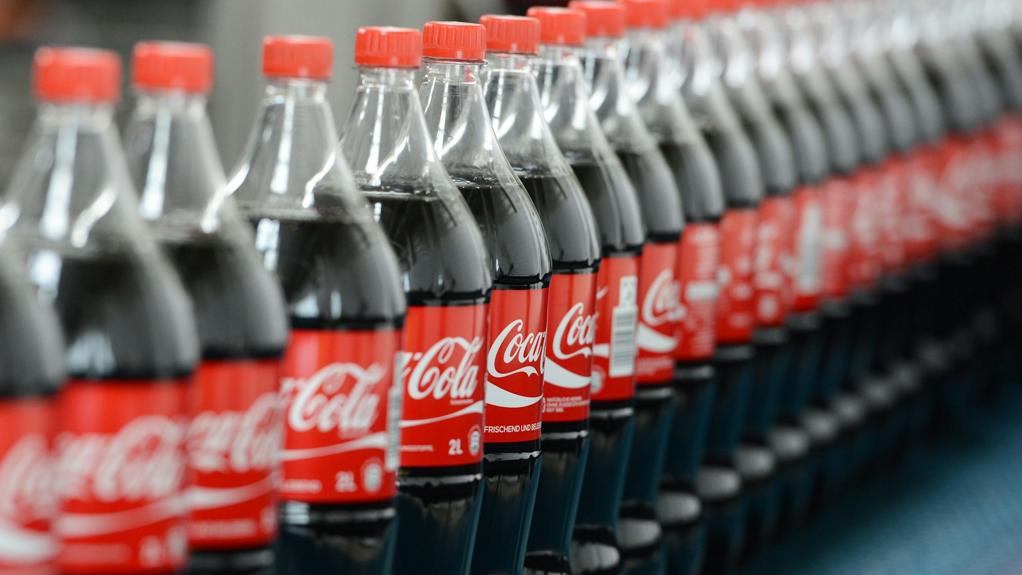 Coca-Cola ändert eine Kleinigkeit an den Flaschen. Hier ein Symbolfoto vom 21. August 2013.