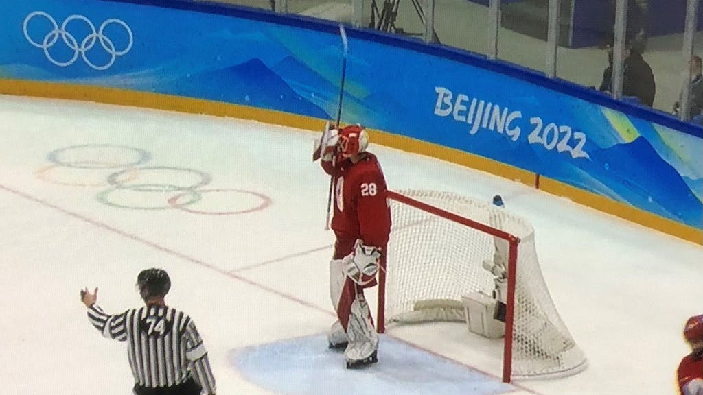Der russische Eishockey-Torwart Ivan Fedotov ist zwei Meter groß.