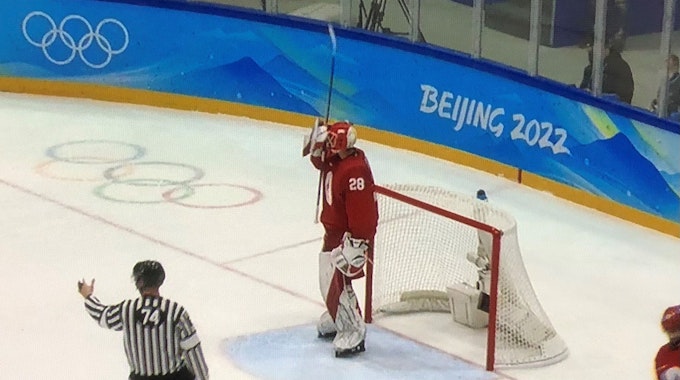 Der russische Eishockey-Torwart Ivan Fedotov ist zwei Meter groß.