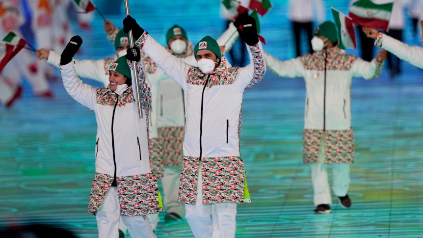 Hossein Saveh Shemshaki und Ski-Kollegin Atefeh Ahmadi tragen die iranische Flagge bei der Olympia-Eröffnungsfeier.