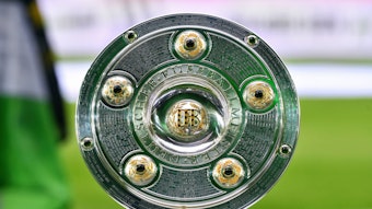 Die Meisterschale im Borussia-Park. Dieses Bild stammt vom Eröffnungsspiel (13. August 2021) der Bundesliga-Saison 2021/2022 zwischen Borussia Mönchengladbach und dem amtierenden Meister Bayern München.