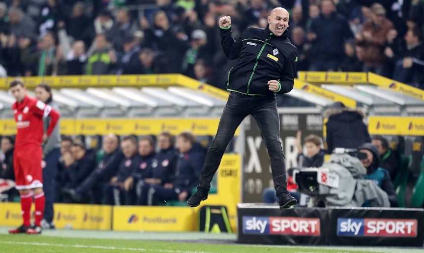 Der ehemalige Gladbach-Trainer Andre Schubert. Auf diesem Foto ist der 50-Jährige am 11. Dezember 2016 im Borussia-Park zu sehen. Schubert springt vor Freude in die Höhe.