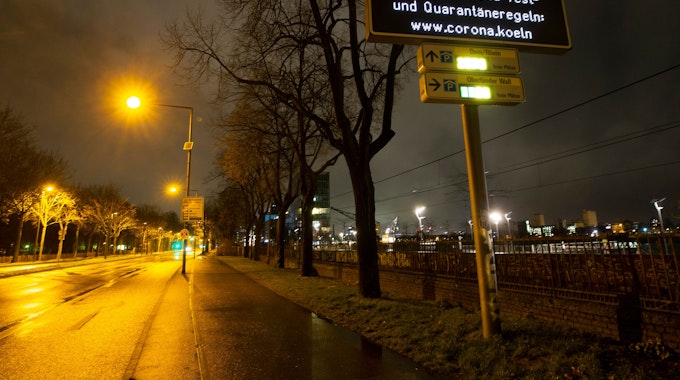 Ein Display an der Rheinuferstraße weist auf eine Internetseite der Stadt zu den Corona-Regeln in hin.