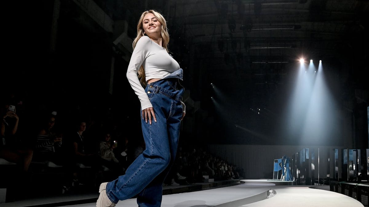 Leni Klum läuft als Model in ihrer Show "Leni Klum x About You" im Rahmen der About You Fashion Week.