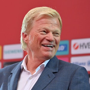 Oliver Kahn, Vorstandsvorsitzender der FC Bayern München AG, lacht auf dem Podium.
