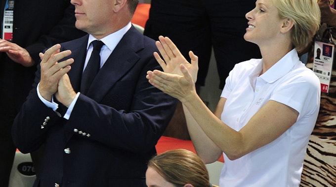 Fürst Albert II. von Monaco und Ehefrau Charléne sind große Sportfans. Beide waren selbst bei Olympischen Spielen aktiv. Der Fürst als Bobfahrer, die Fürstin als Schwimmerin. Das Foto zeigt beide bei den Olympischen Spielen in London 2012.