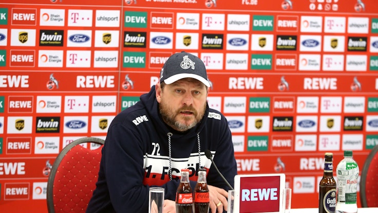 Steffen Baumgart gibt eine Pressekonferenz im Geißbockheim.